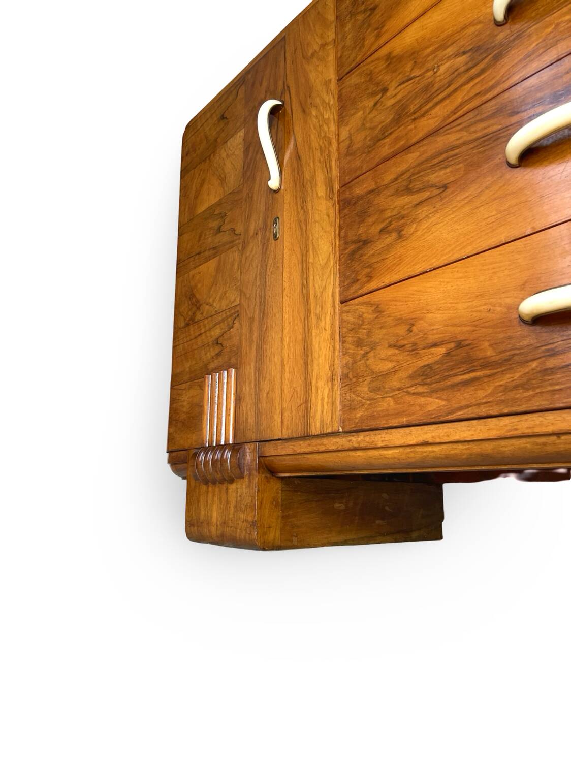 Buffet en noyer Art déco italien, de grande qualité.