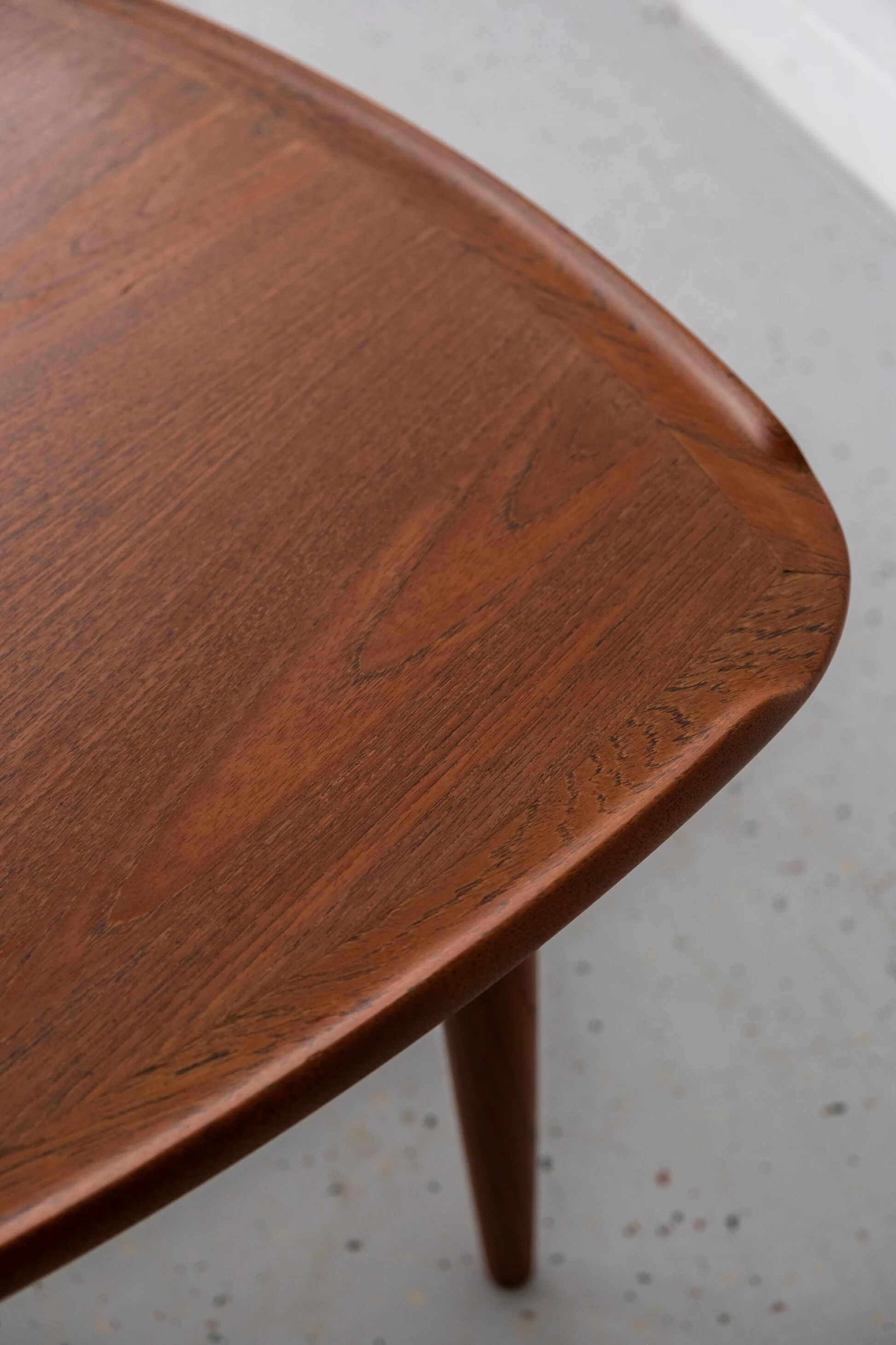 Table basse en teck Poul Jensen en forme de triangle