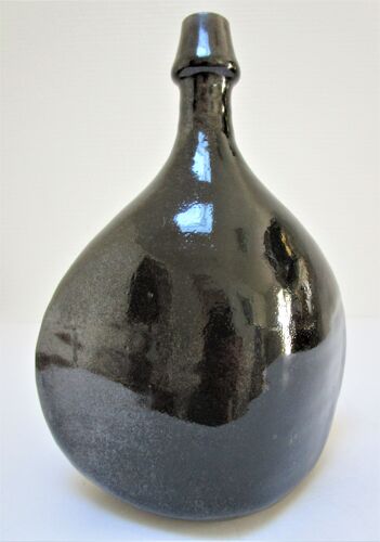 Vase bouteille grès émaillé noir par Roland Zobel