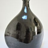 Vase bouteille grès émaillé noir par Roland Zobel
