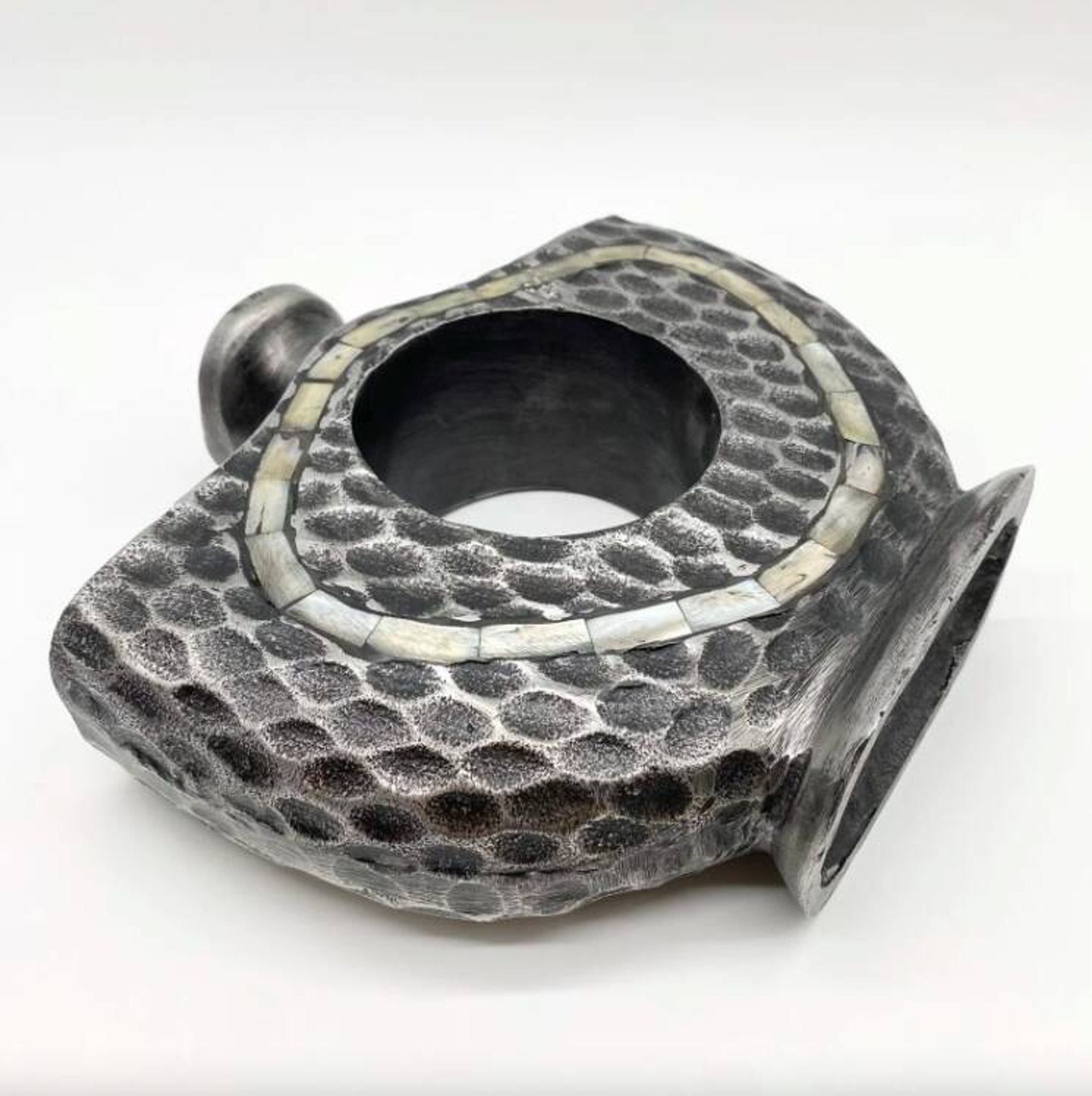 Vase « Martelé Nacre » / Fonte d’aluminium – 1980s