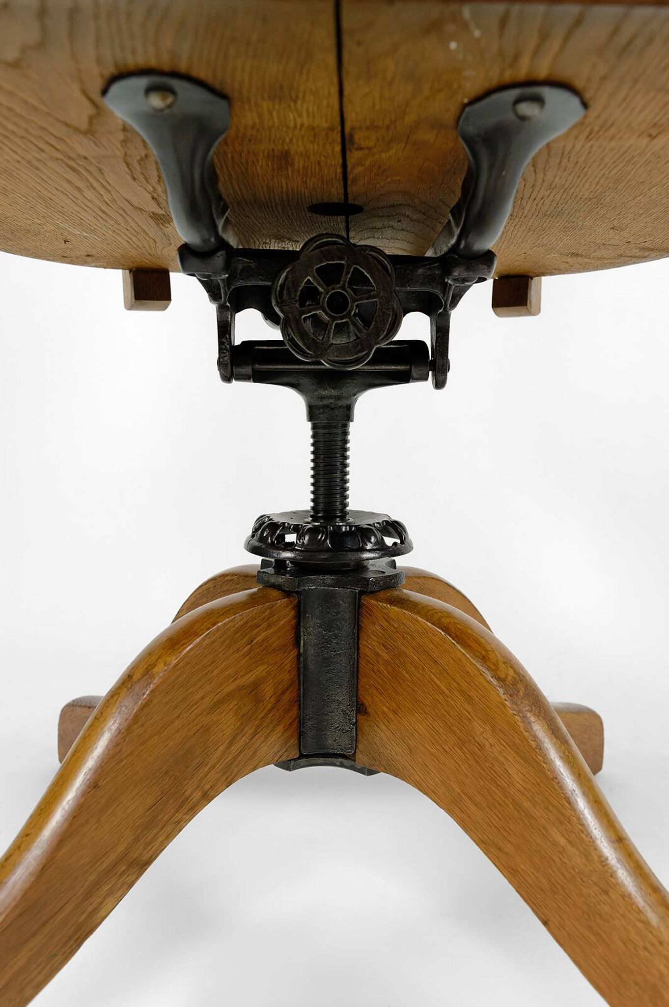American swivel office armchair in oak, with leather seat, USA, Circa 1900