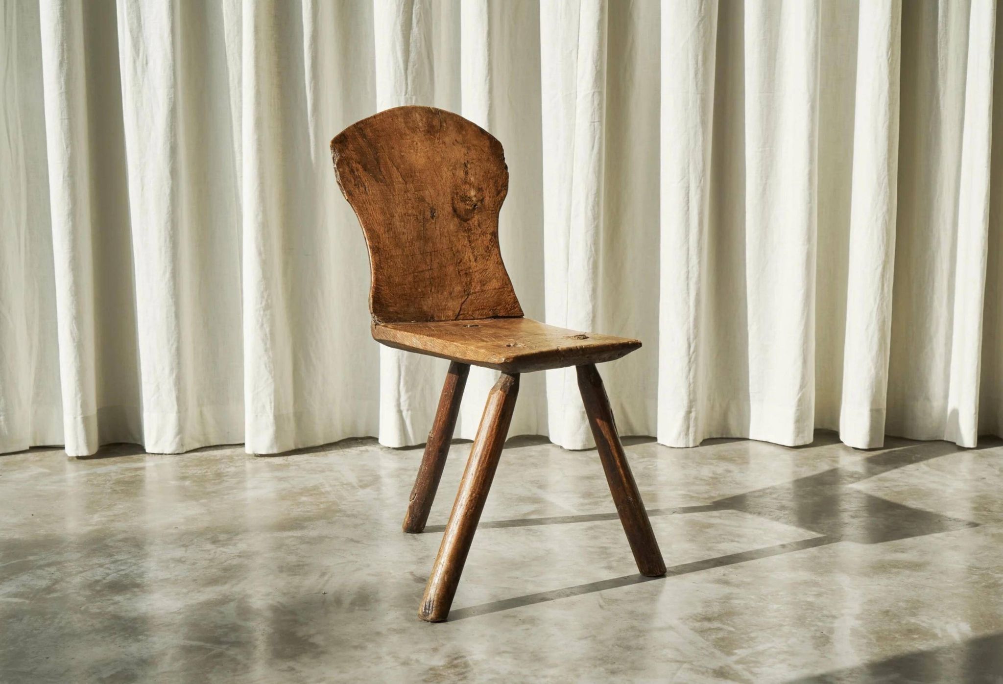 Tripod accent chair Wabi Sabi, hand-carved, 19th century.