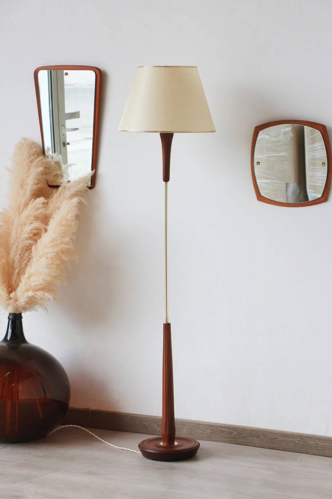 Lampadaire années 60 en teck et laiton – luminaire vintage