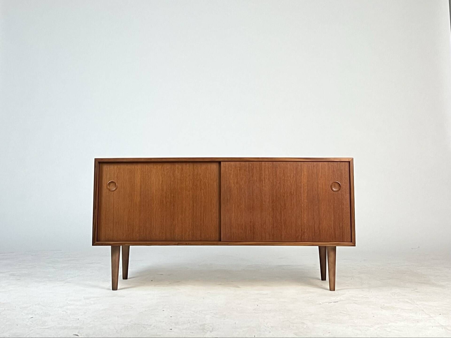 Buffet bas en teck vintage des années 60, style mid-century HiFi.