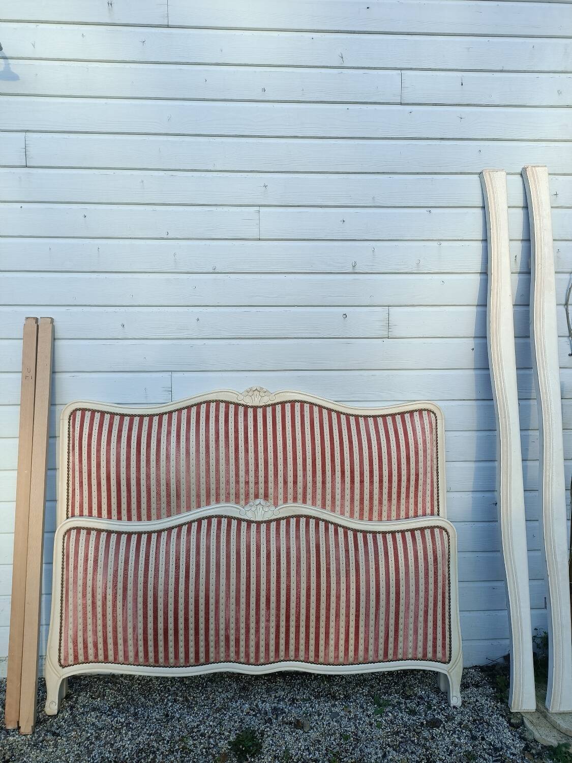 Upholstered bed