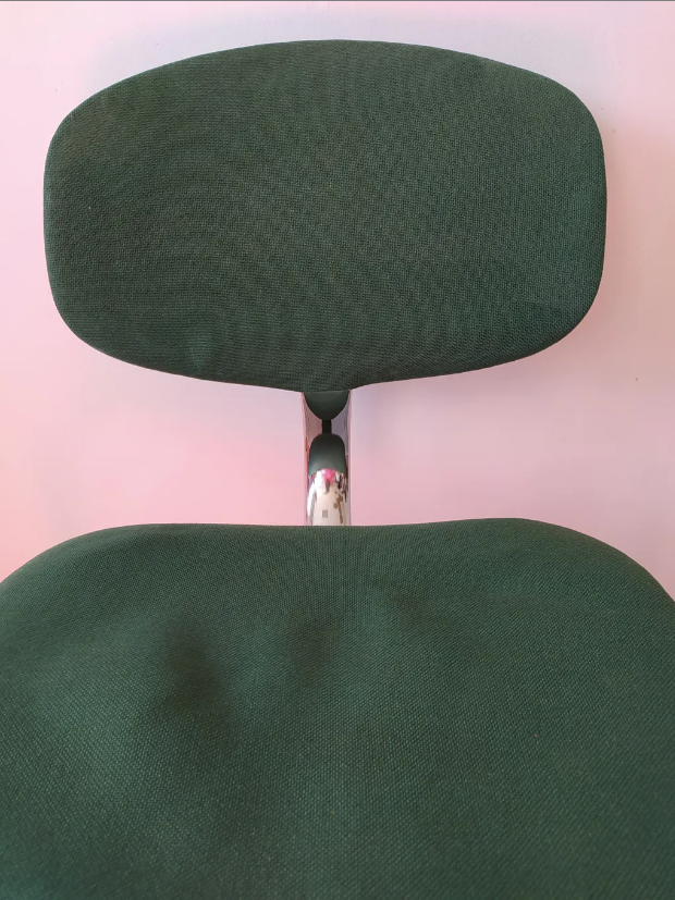 4 chairs made of green steelcase strafor fabric