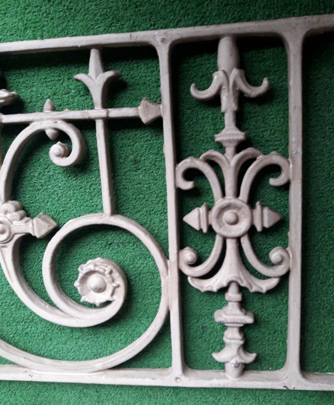 Pair bodyguards 135x31.5cm cast