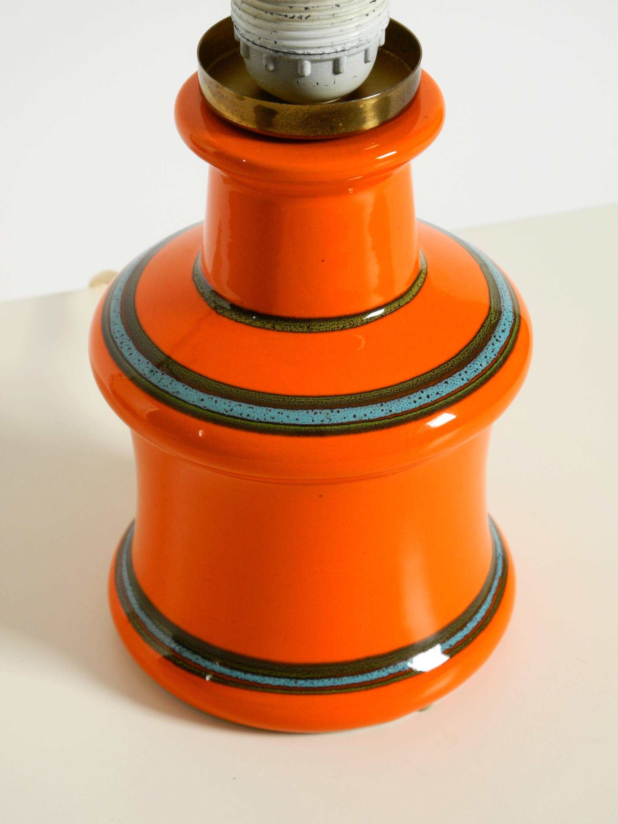 Beautiful 1960s orange ceramic table lamp with Cocoon shade | Made in Italy
