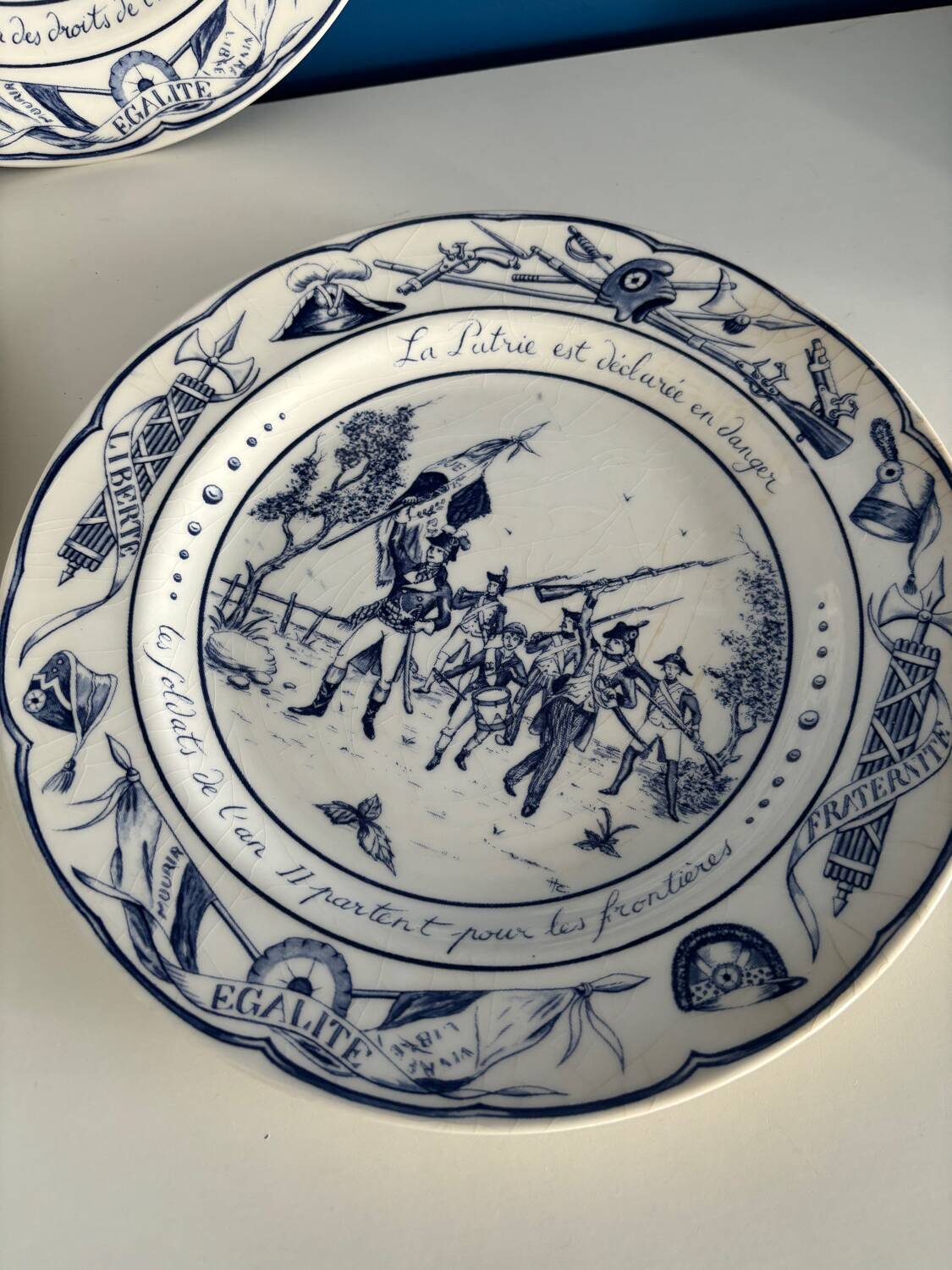 Lot De 6 Assiettes Arcopal – La Révolution Française – Motif Scène Révolution – Fabriqué En France