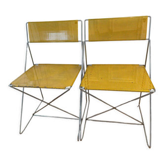 2 chaises jaunes X-Line de Niels Jørgen Haugesen, 1977