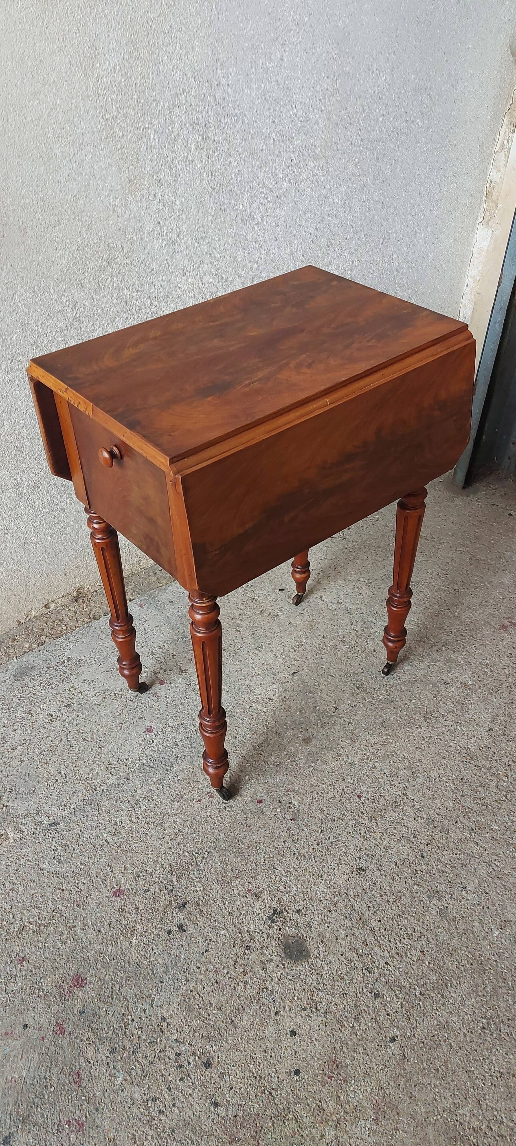 Work side table also known as tabee pipi