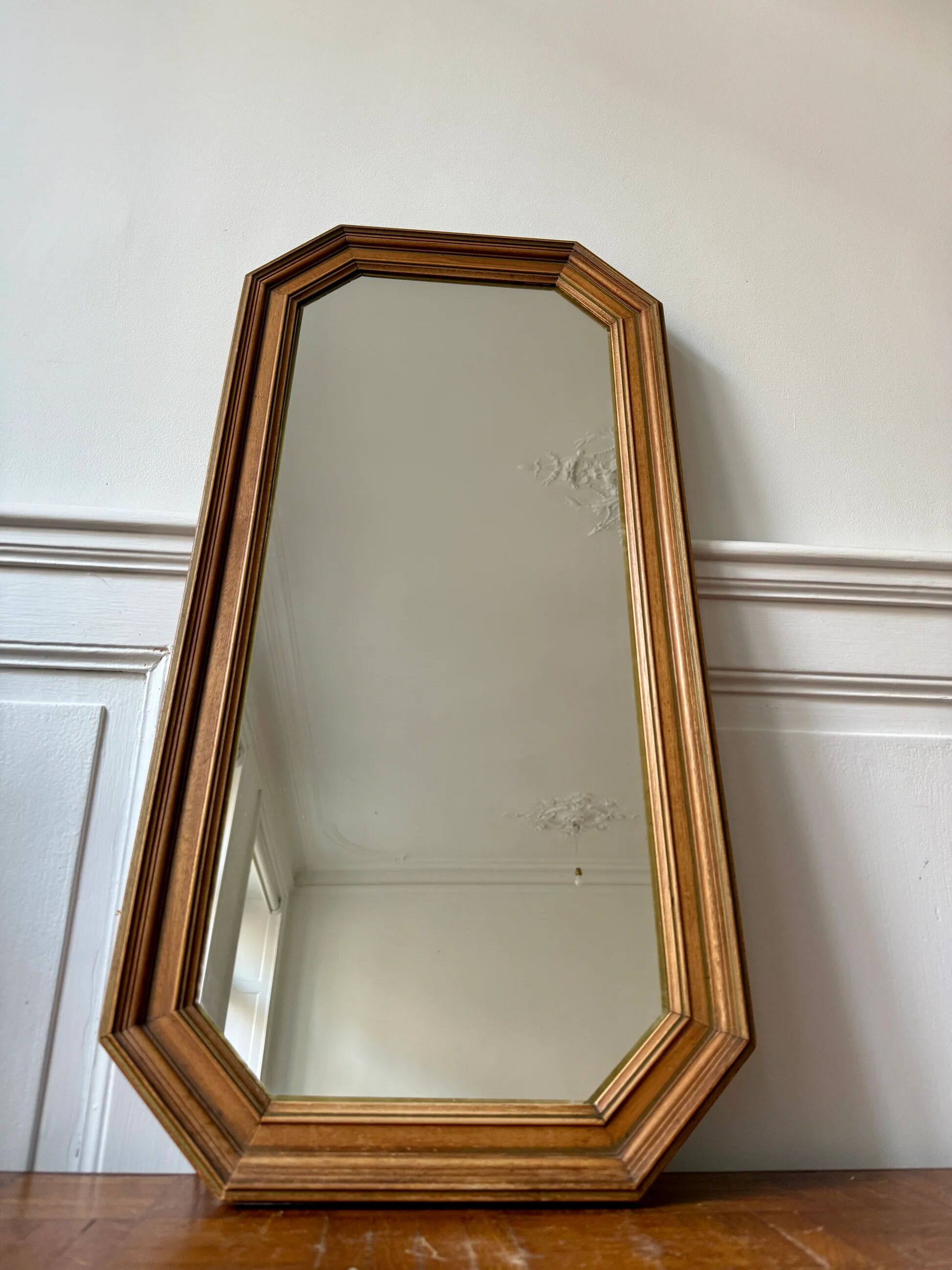 Miroir octogonal nervuré en bois doré