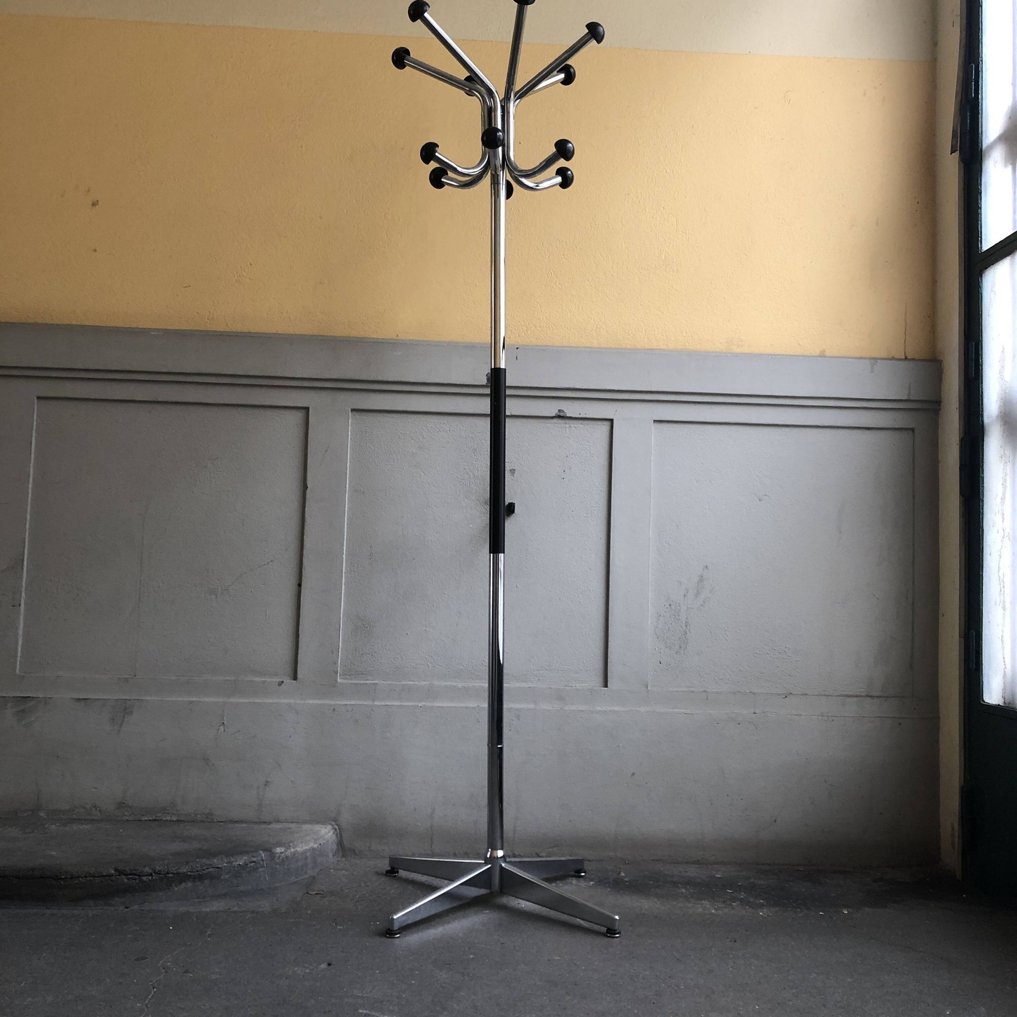 Vintage metal parrot coat rack
