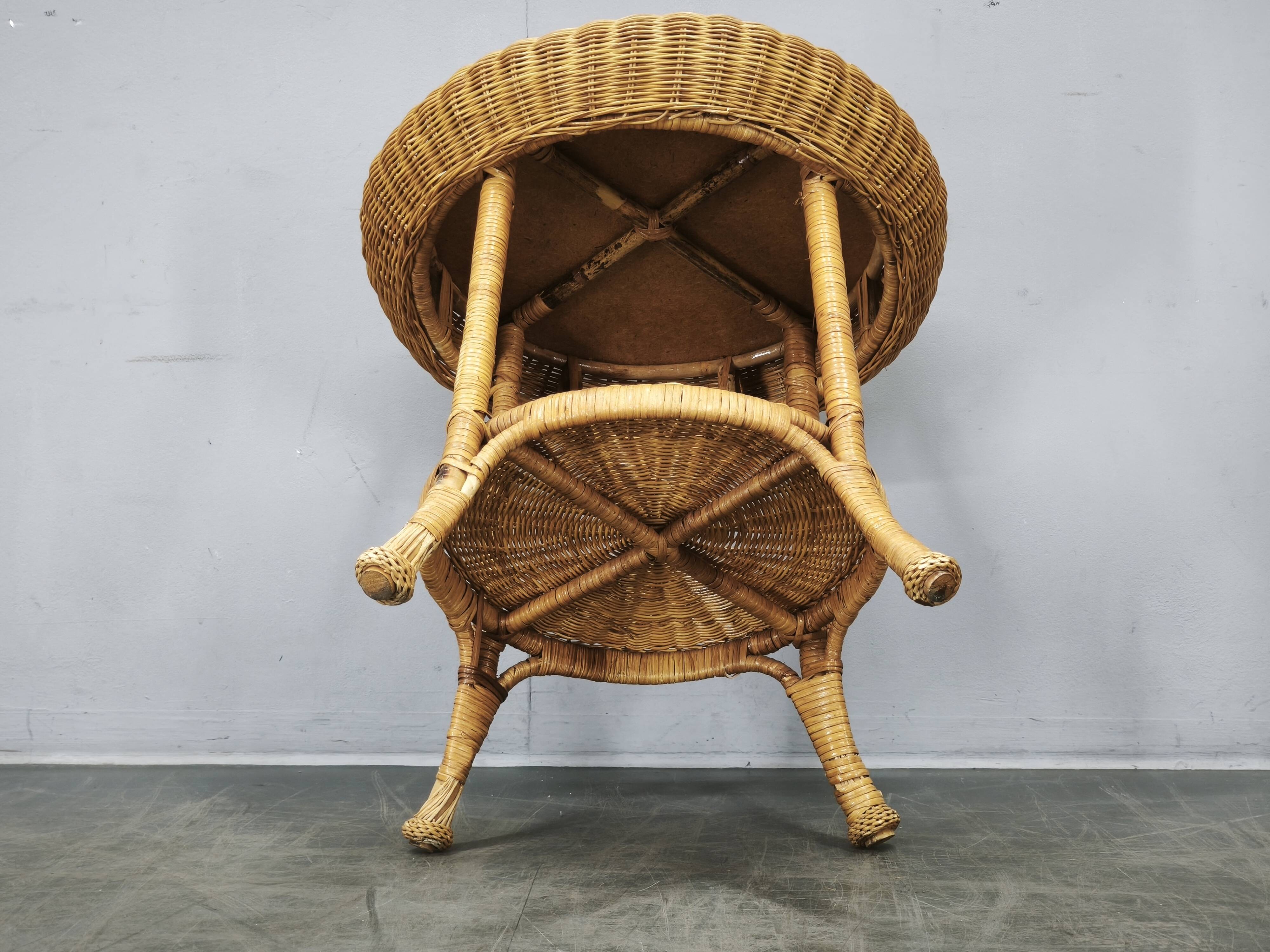 Ensemble de salon en rotin et osier italien des années 1950, quatre fauteuils et une table.