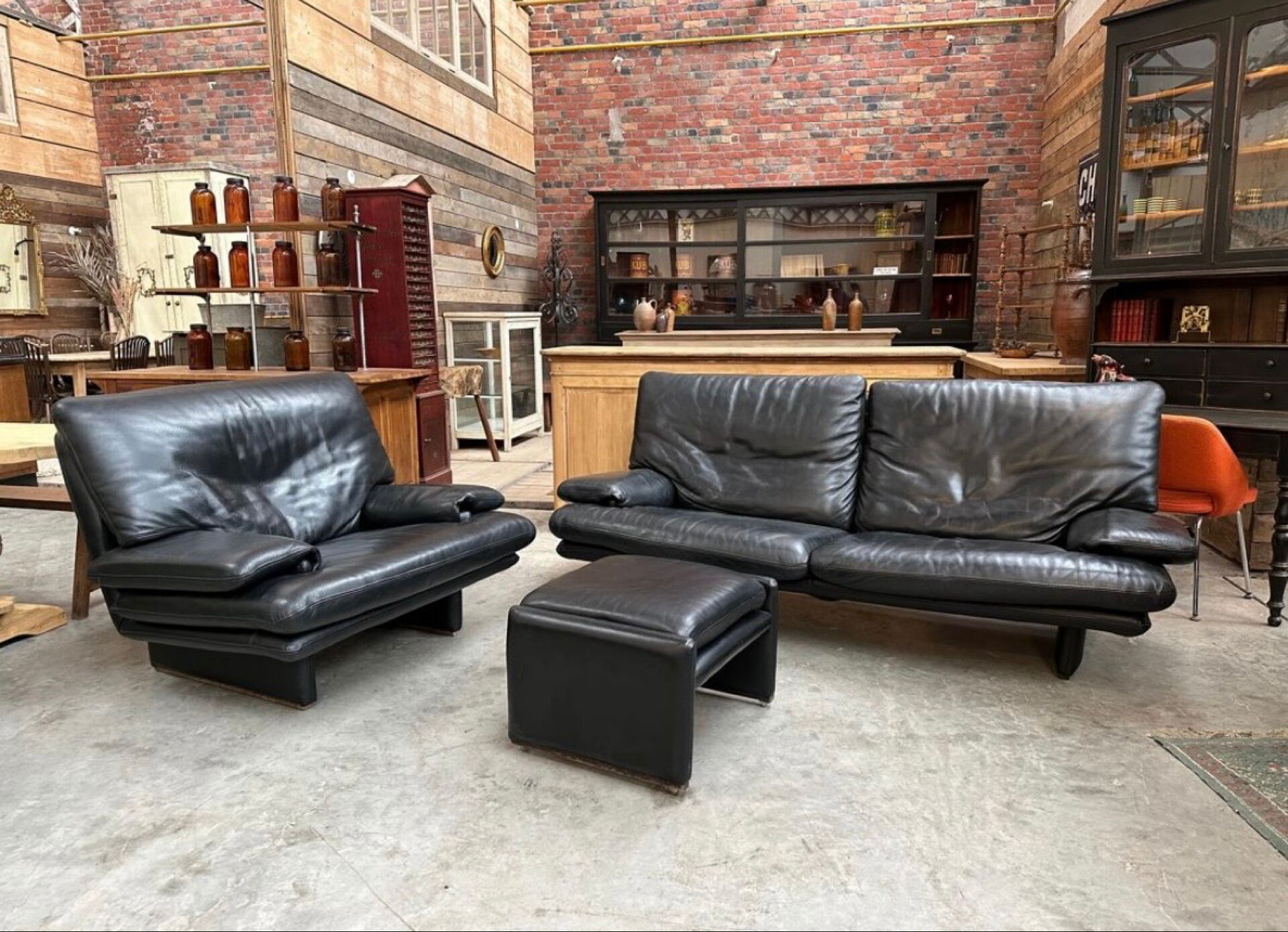 Black leather sofa – Italian design – 1980s