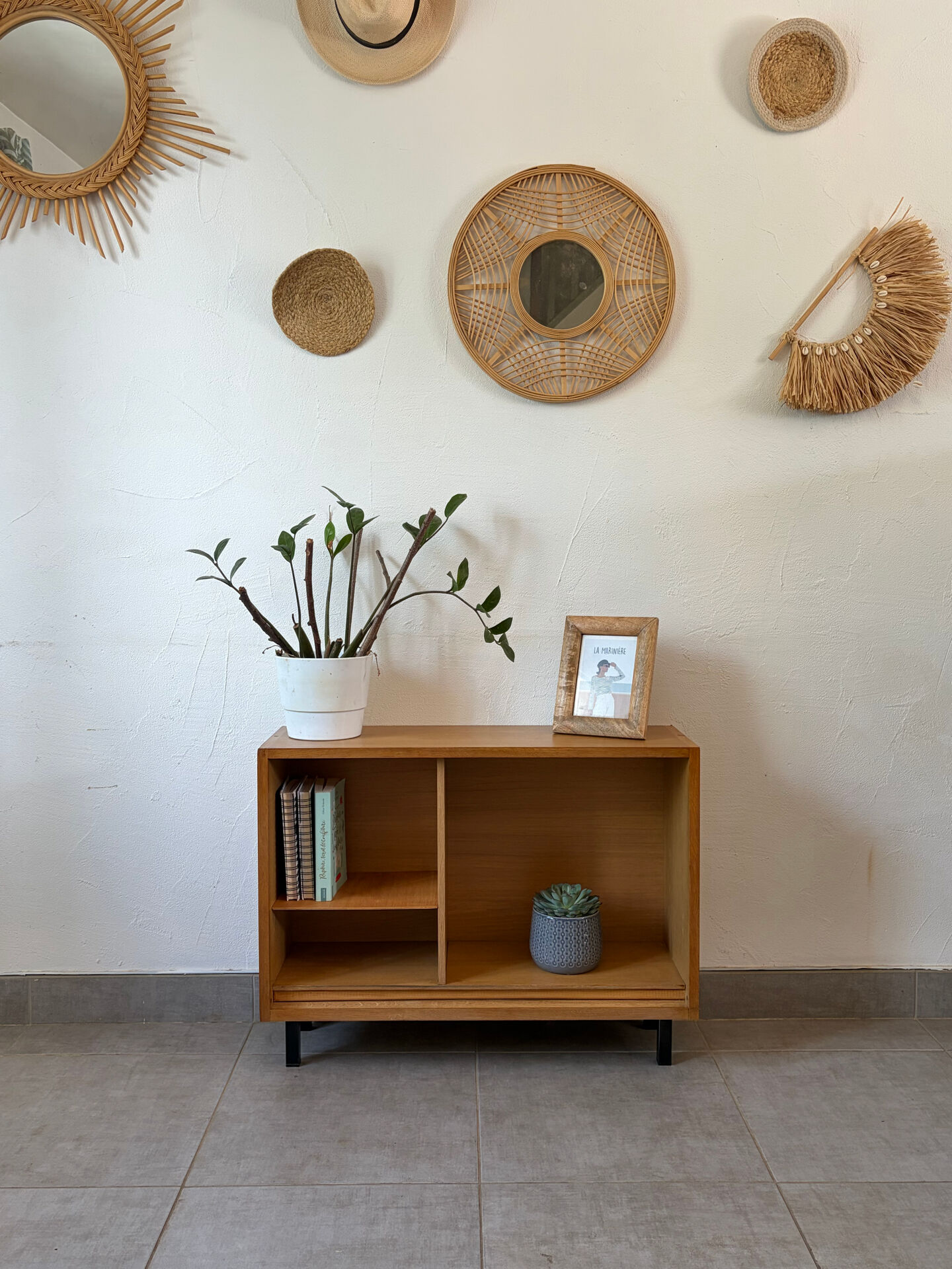 Charming vintage shelf / TV unit