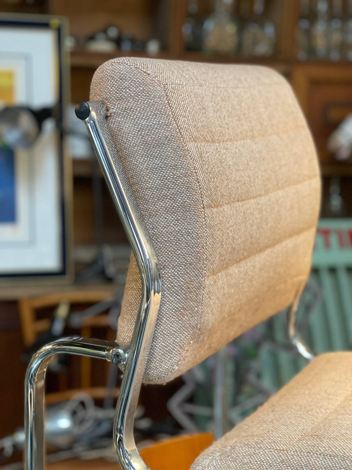 Fauteuil / chauffeuse de salon tissus et chrome Atal 1970