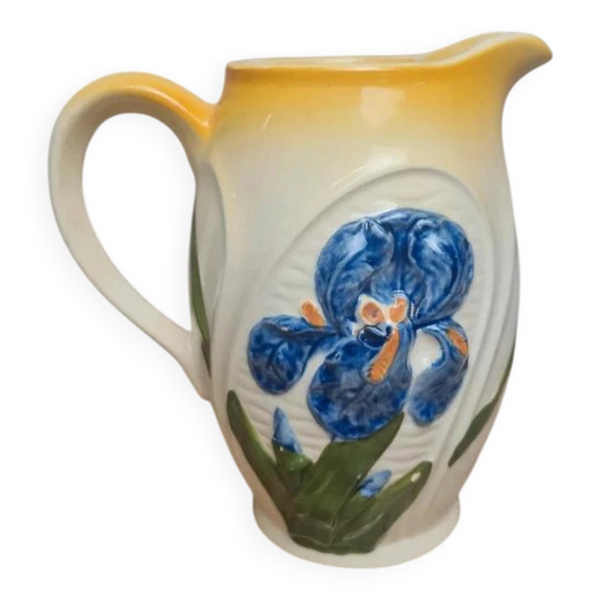 Pichet en barbotine vintage décor iris bleu
