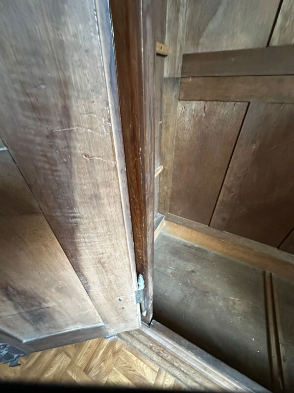 Grande armoire alsacienne Louis XV en noyer massif – XVIIIe siècle
