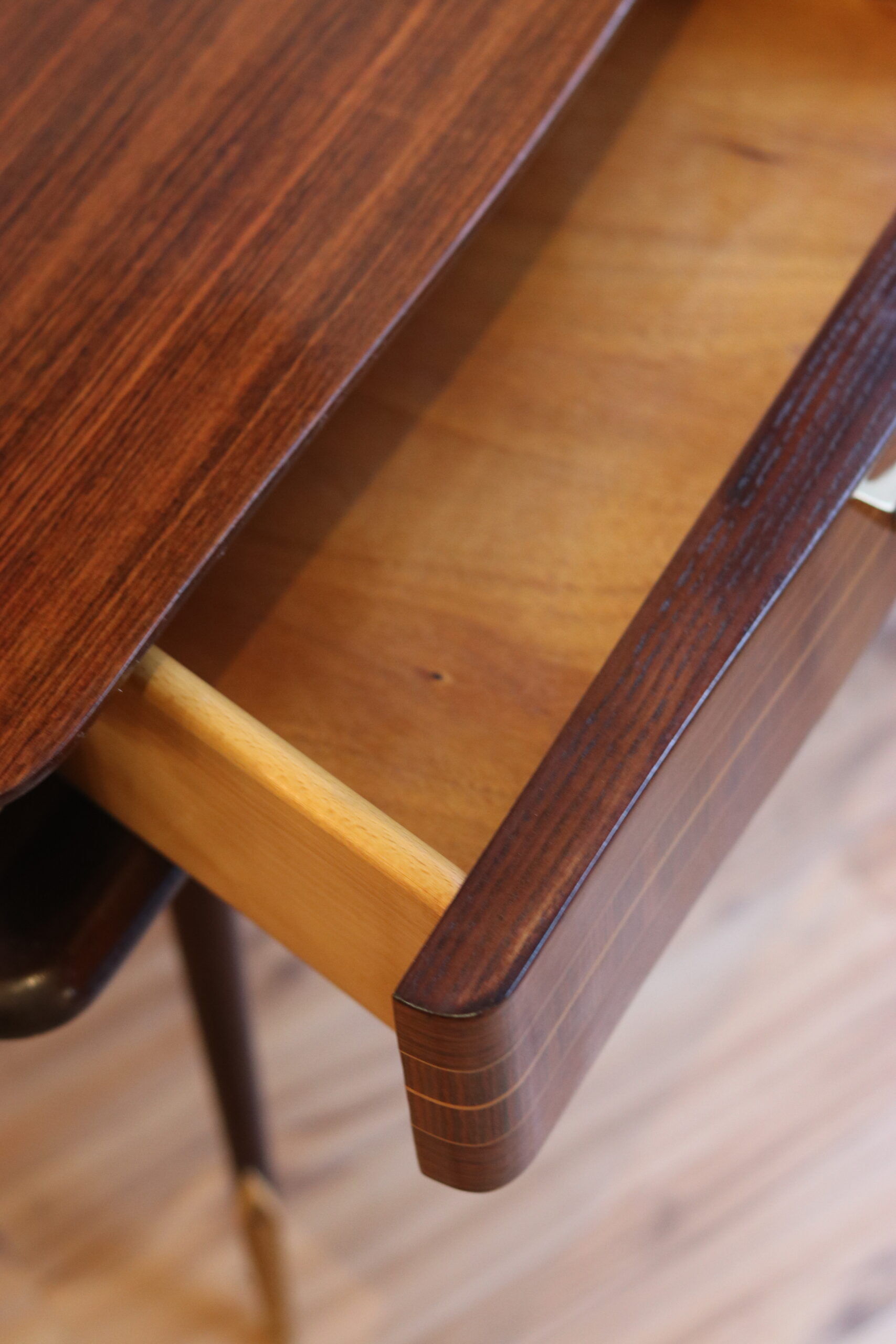 Table d’appoint 1950 en acajou et laiton