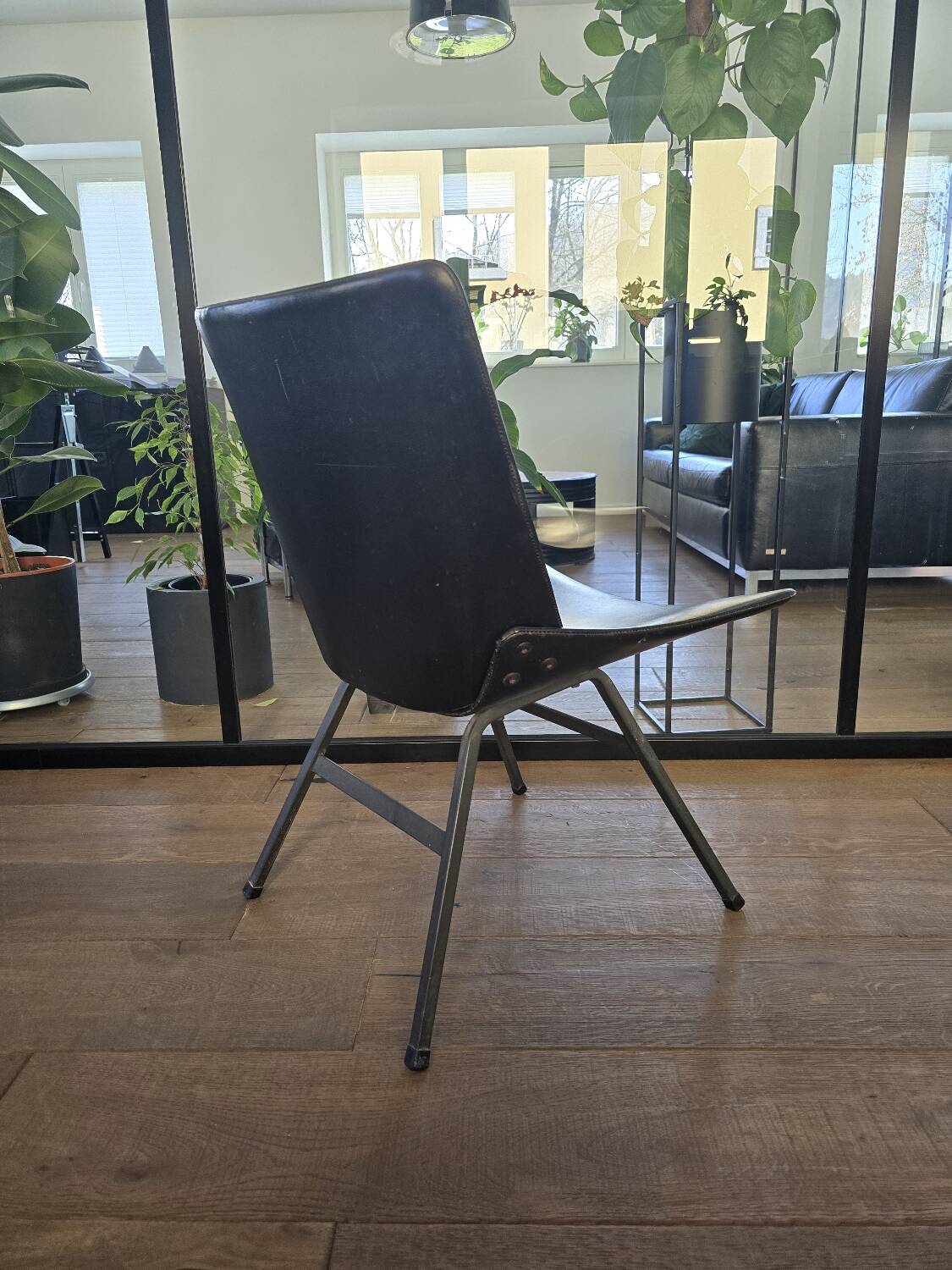 Chaise en simili cuir moderne du milieu du siècle des années 60