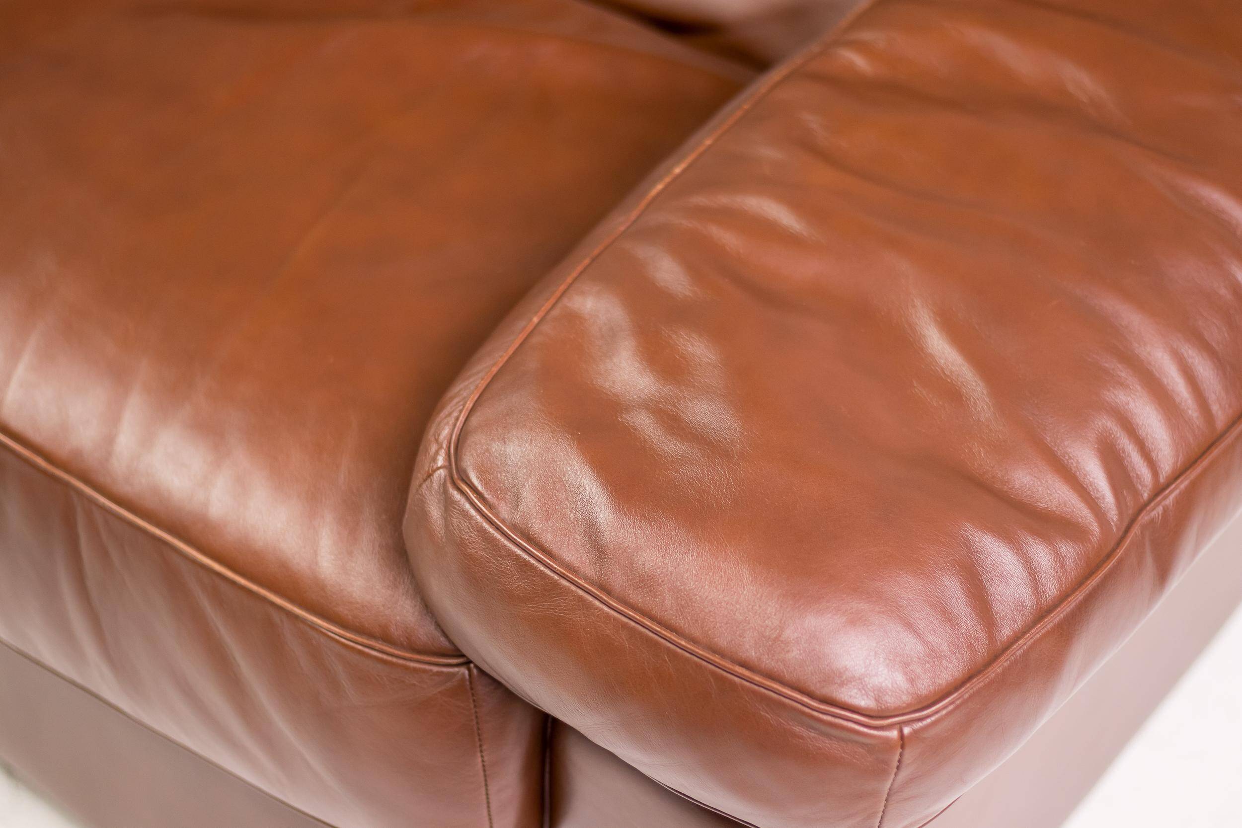 Royal 2-seater canapé premium Poltrona Frau Petronio upholstered in down and chestnut leather.