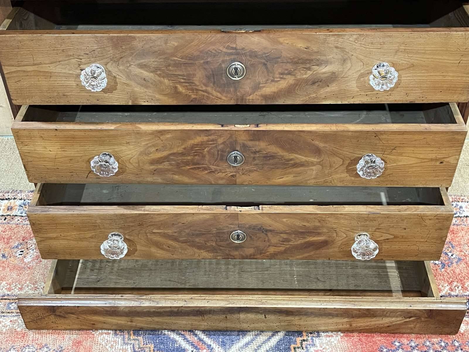 Louis Philippe chest of drawers with 5 drawers from the 19th century in cherry wood with glass knobs