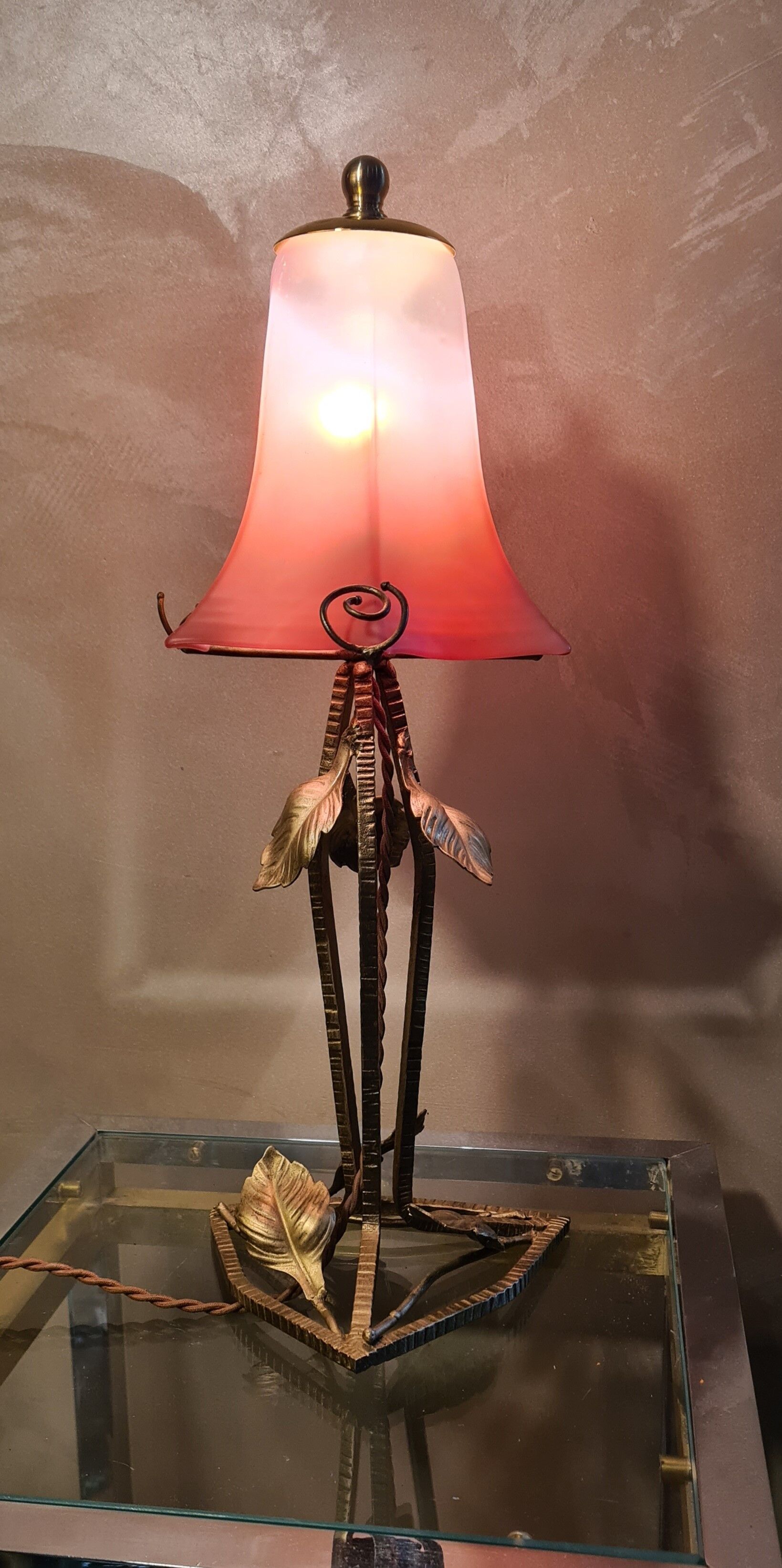 Wrought iron lamp from 1920 to 30, with gold patina with pretty pink tulip 39x16