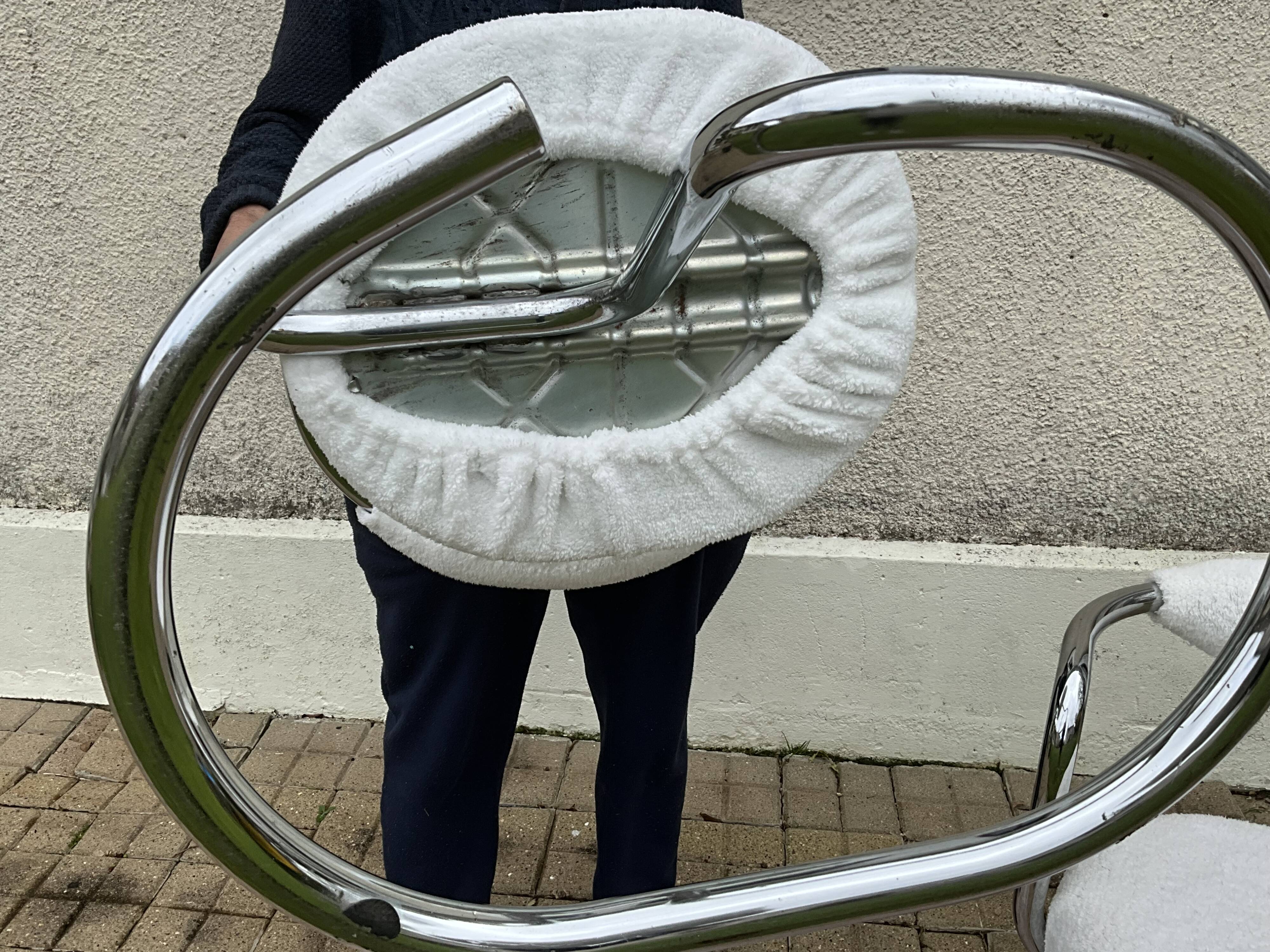 Pair of cobra chair by Giotto  Stoppino