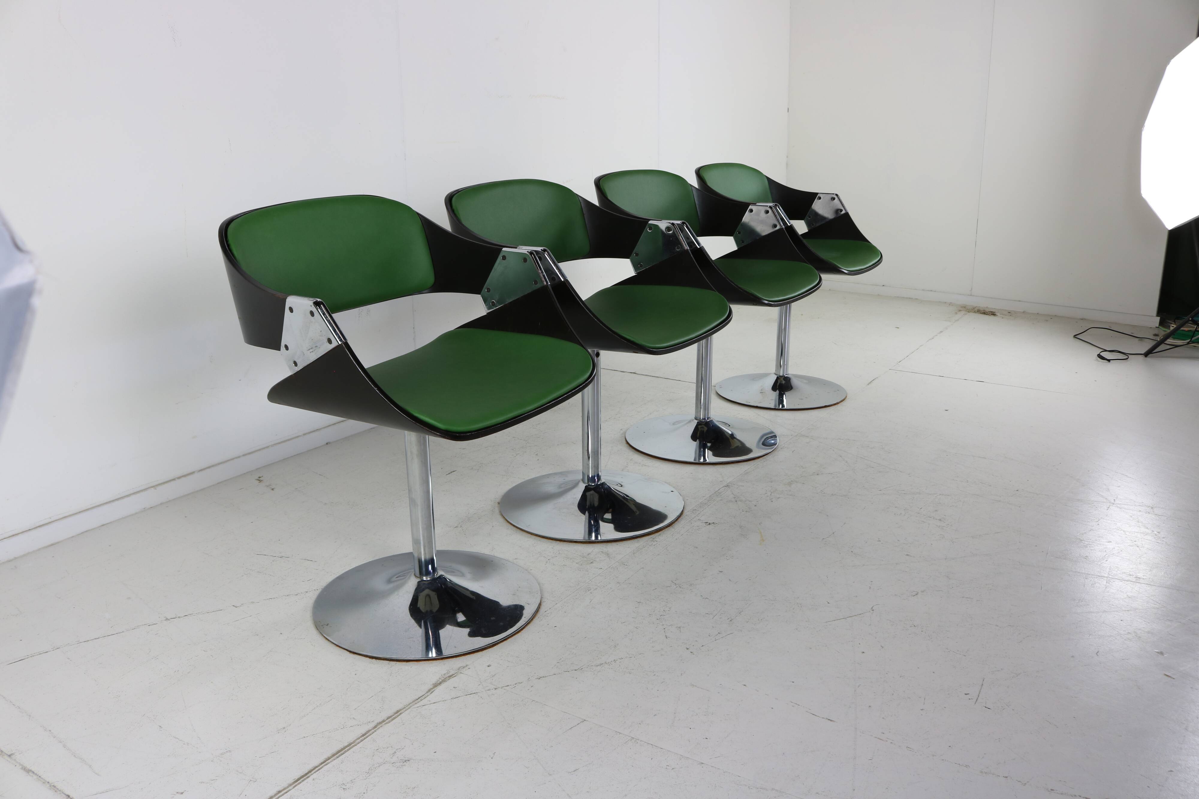 Quatre chaises de salle à manger design belge de l’ère spatiale par Rudi Verelst pour Novalux