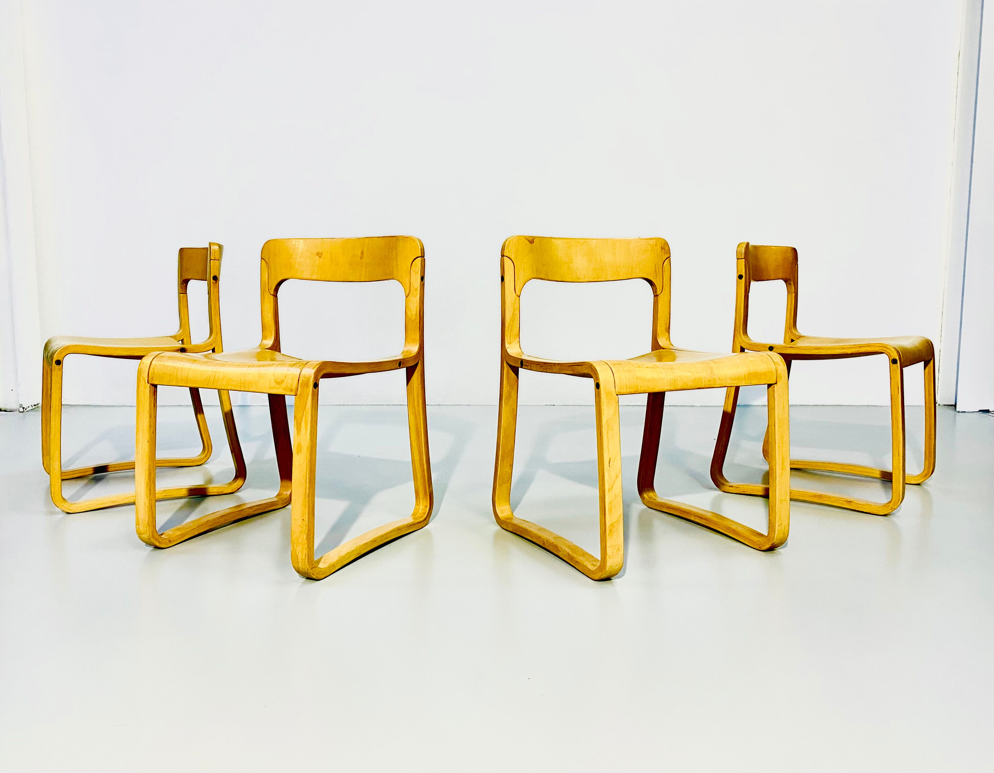 Lot de 4 chaises traîneau italiennes d'époque en hêtre contreplaqué moulé