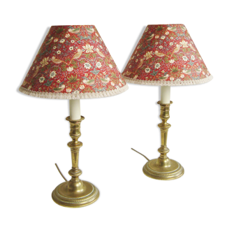 Paire de lampes bougeoirs du XIXème siècle avec leurs abat-jours en tissu William Morris rouge