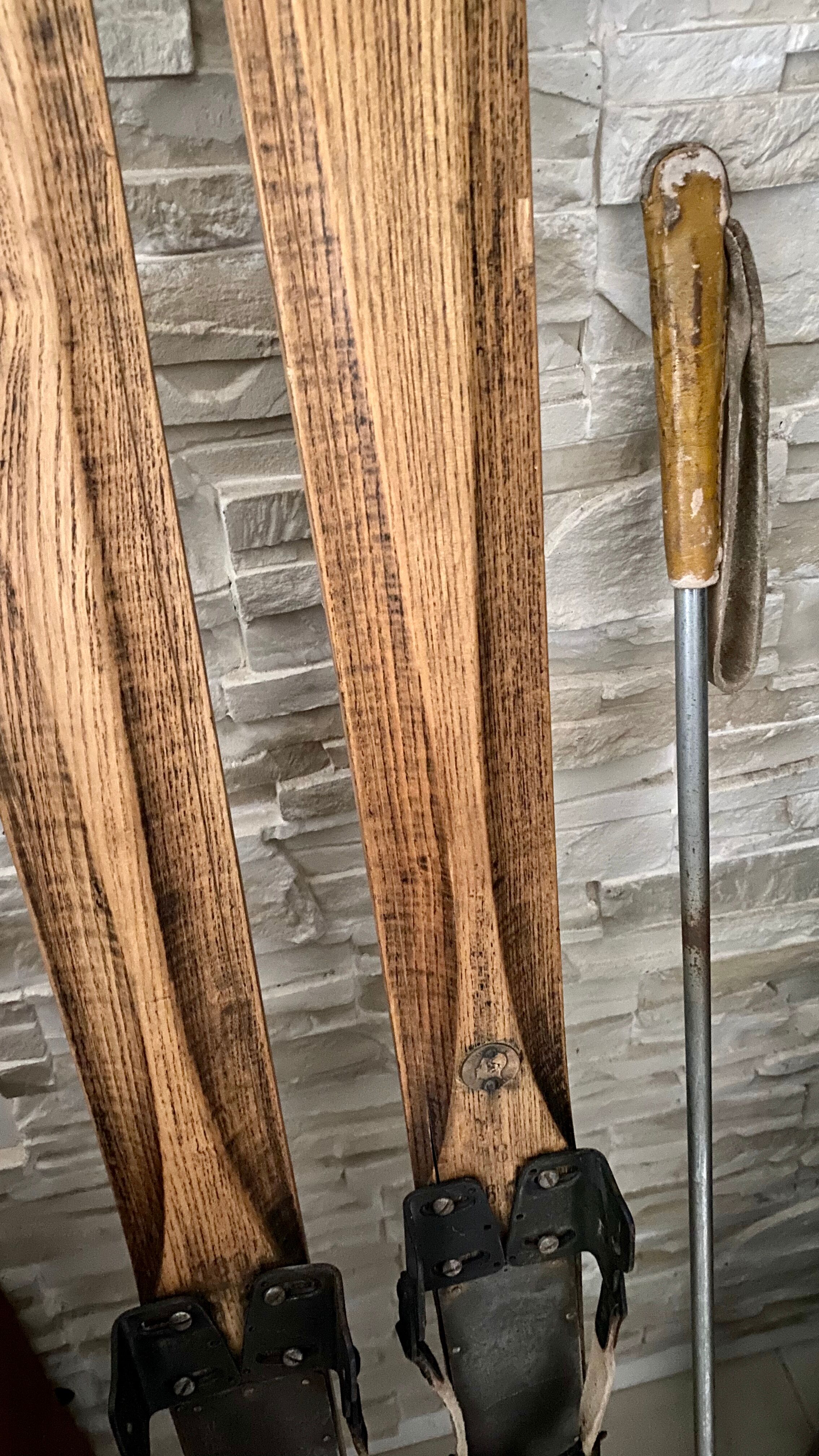 Paire de ski vintage en bois