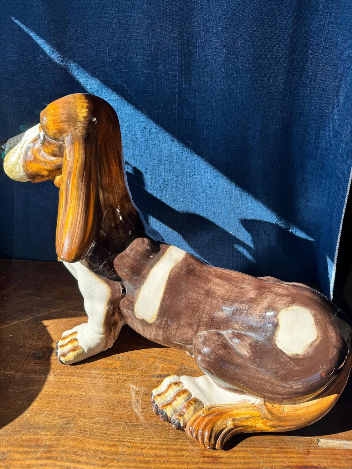 Grand Basset Hound in majolica ceramic. Italy, 1970s.