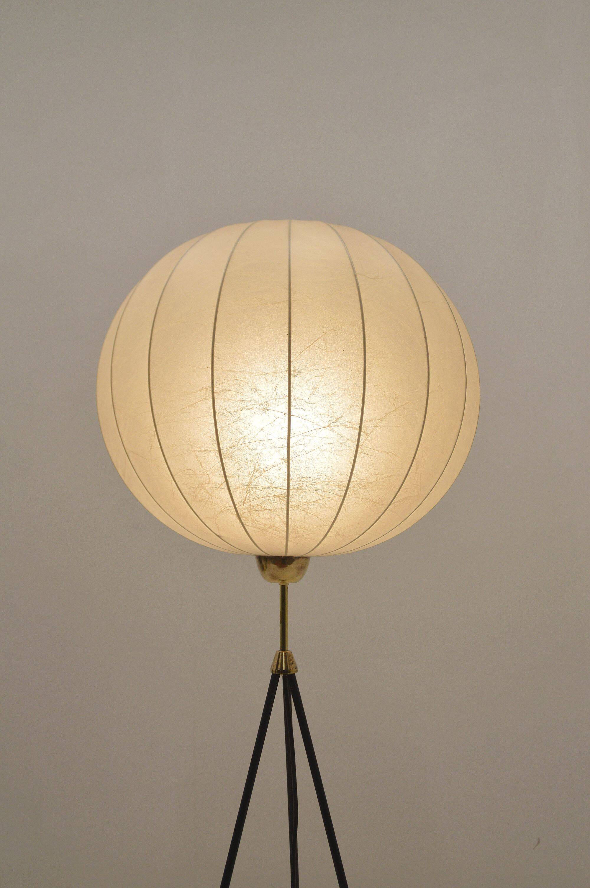 Lampadaire tripode cocon en fibre de verre et laiton, années 1960