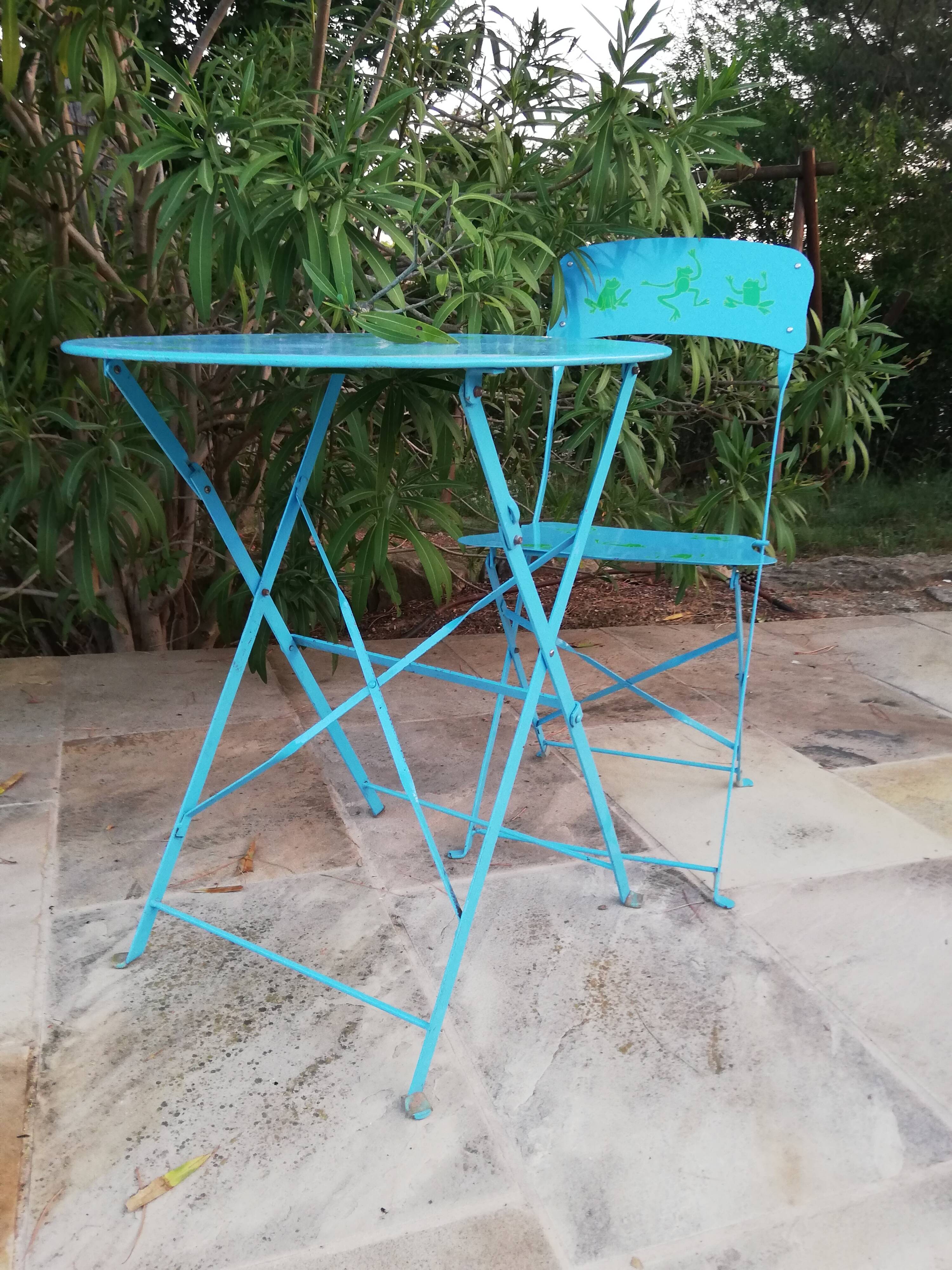 Garden pedestal with chair