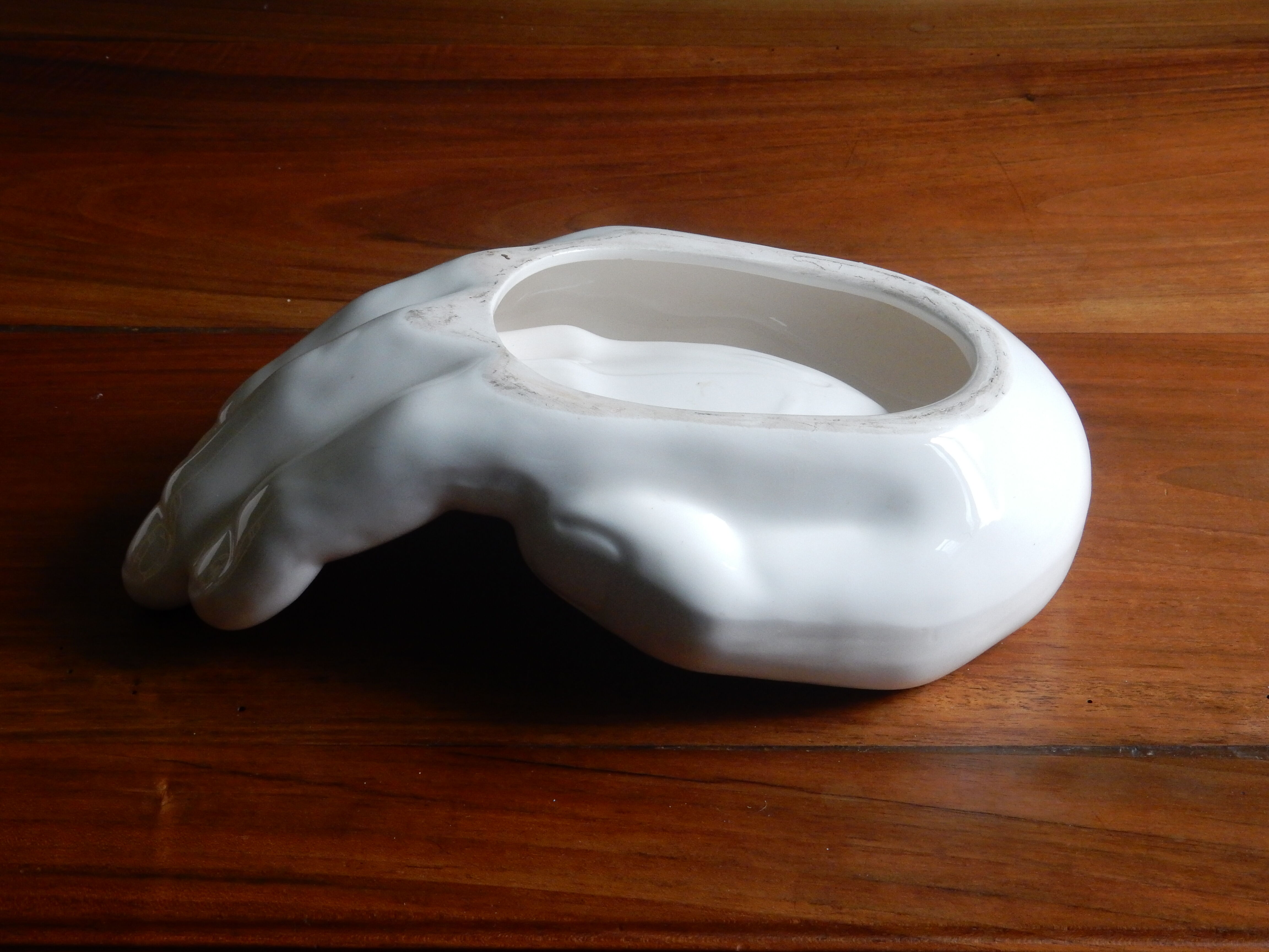 Large empty hand-shaped pocket / Vintage 70s white ceramic