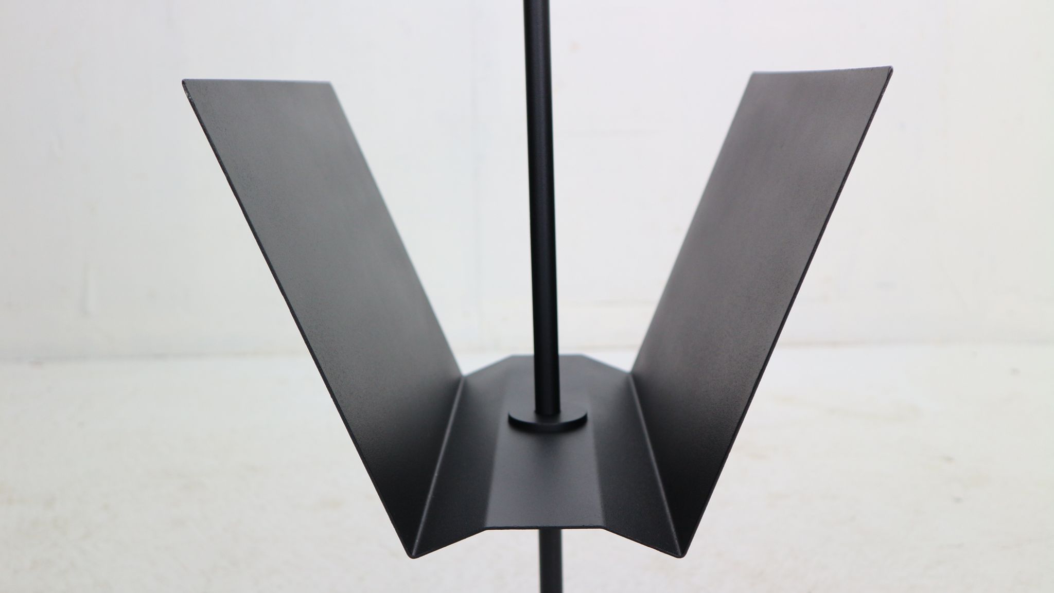 Porada Arredi Black Metal Minimalistic Magazinine Rack, 1980's, Italy