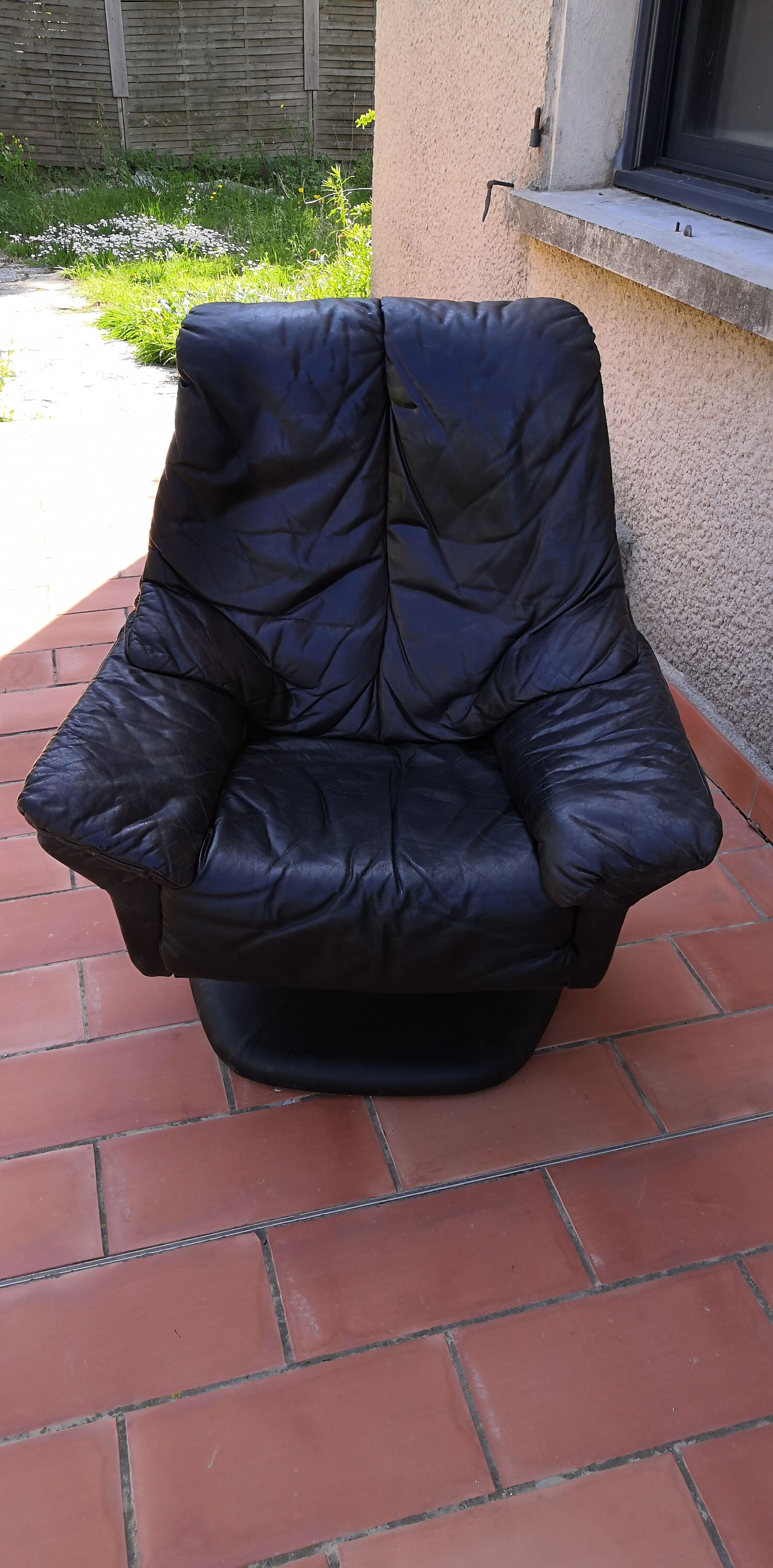 Fauteuil cuir scandinave pivotant pied central 1970 vintage