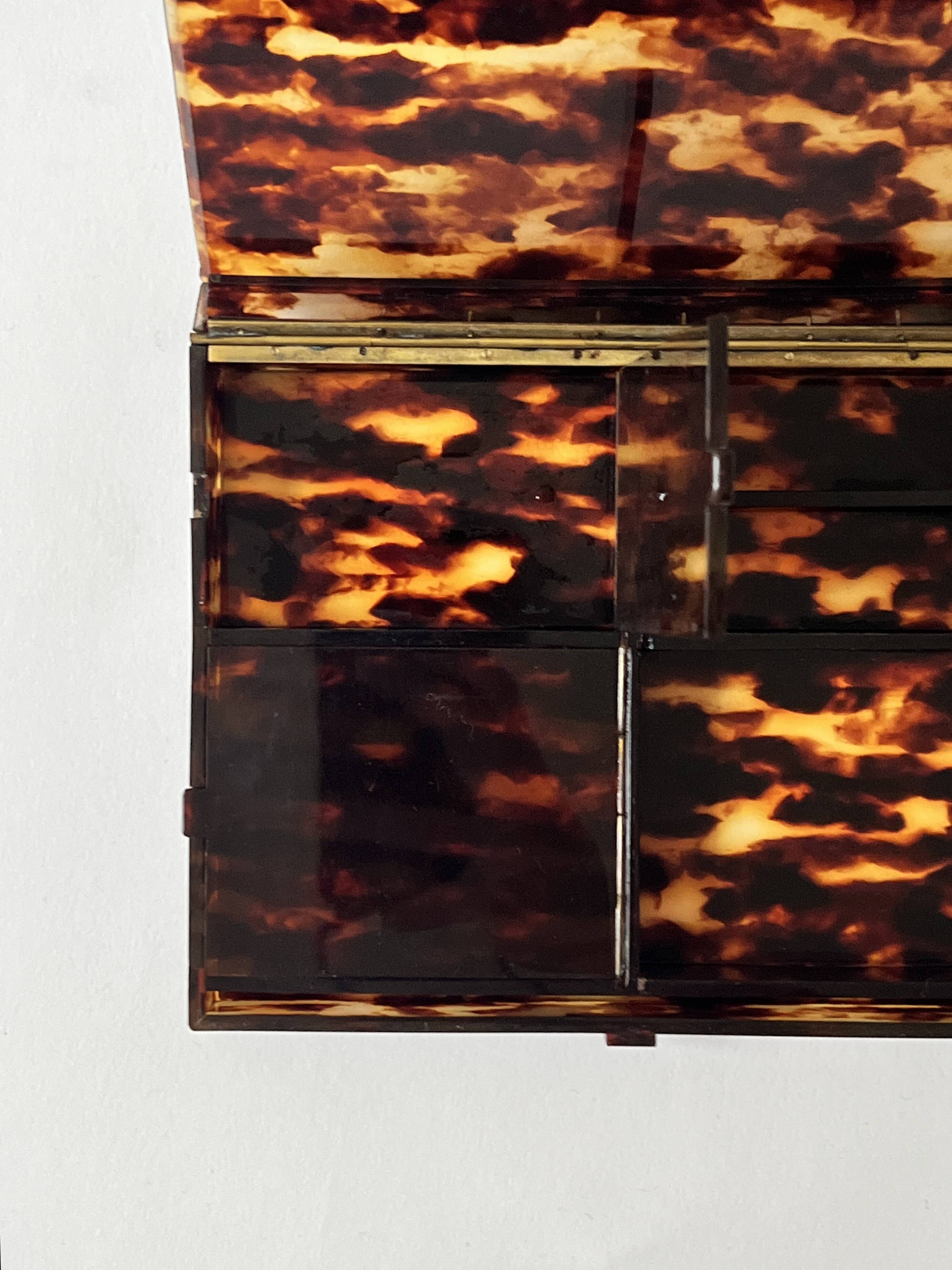 Tray - box with a lid in tortoiseshell plexiglass, 1970s design.
