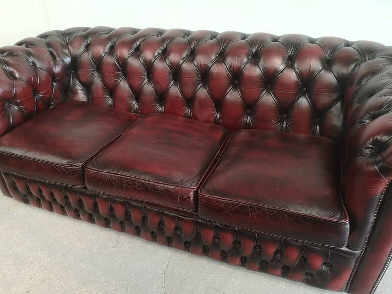 Three-seater chesterfield burgundy leather sofa