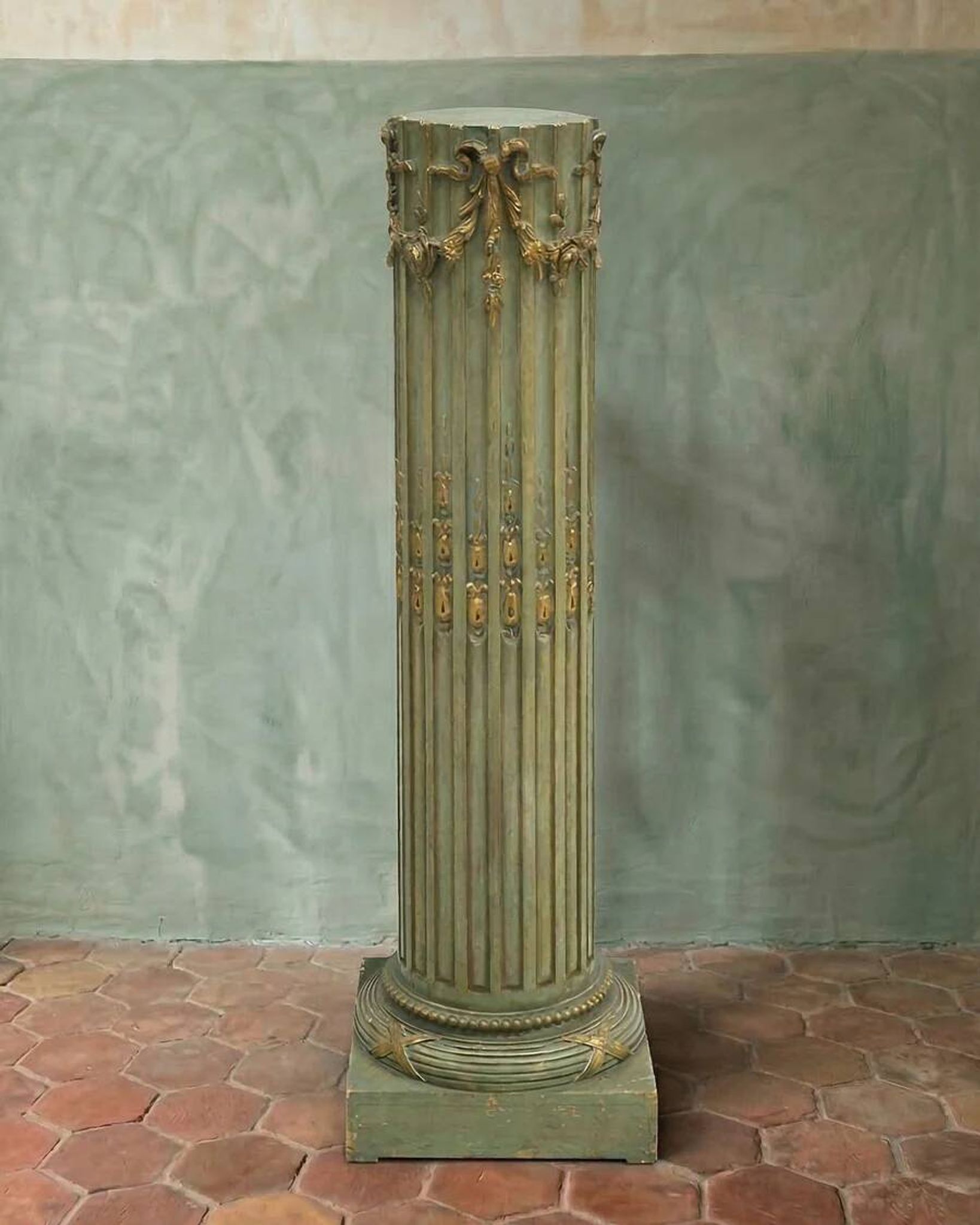 Colonne piédestal style Louis XVI vert olive
