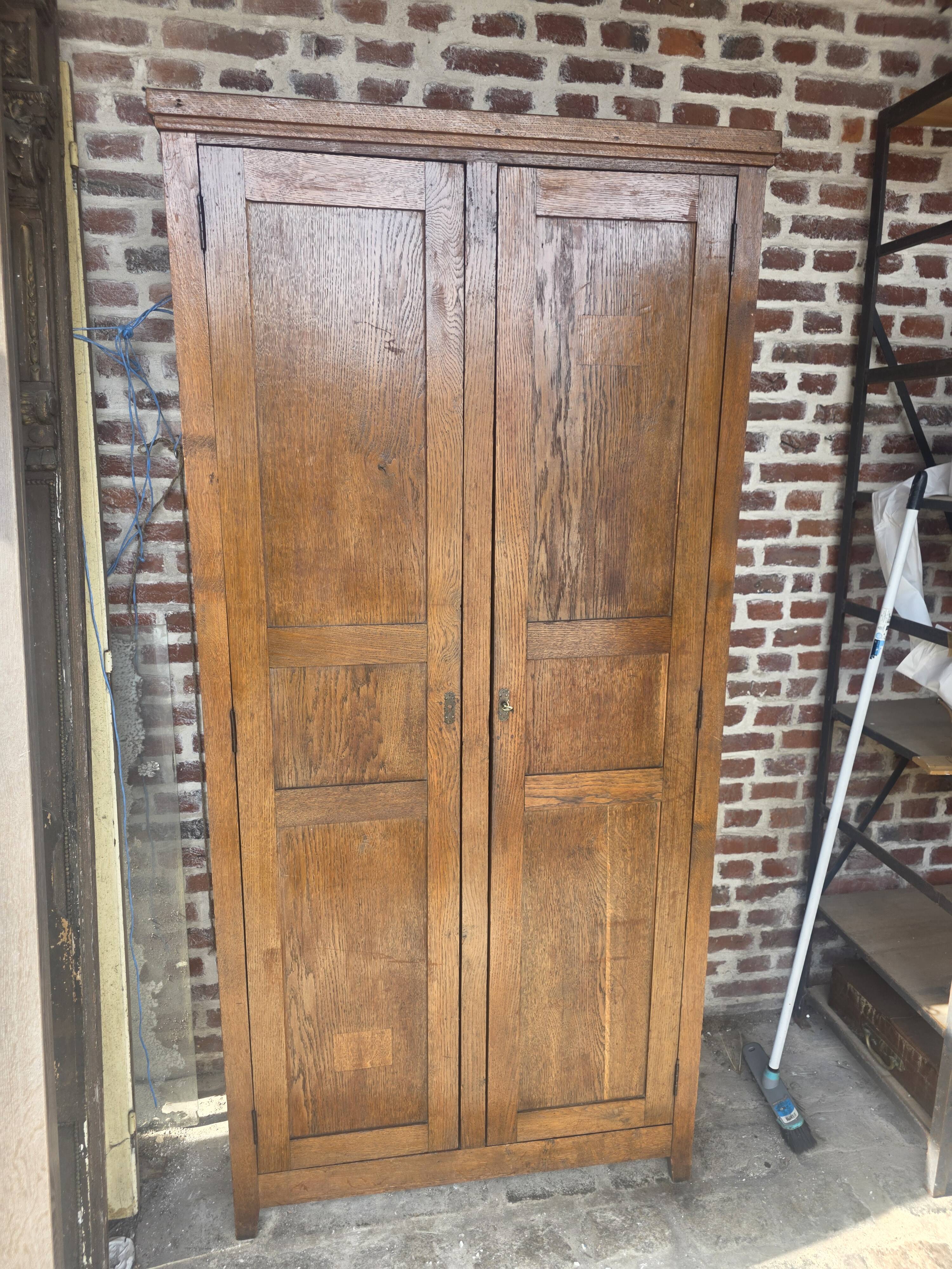 Armoire parisienne ancienne en chêne