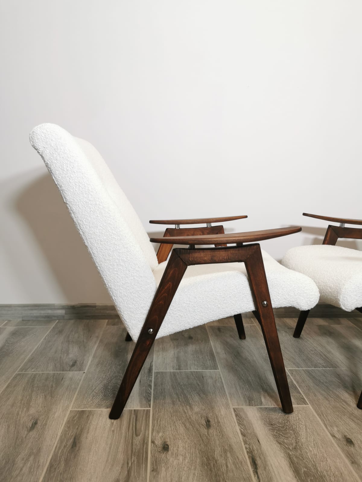 Paire de fauteuils par Jaroslav Smidek restaurés