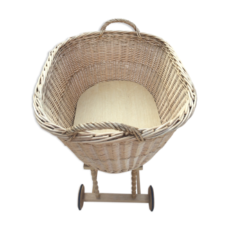 Cradle rattan on feet wood and wheels