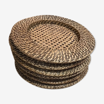 Under wicker plates