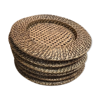Under wicker plates