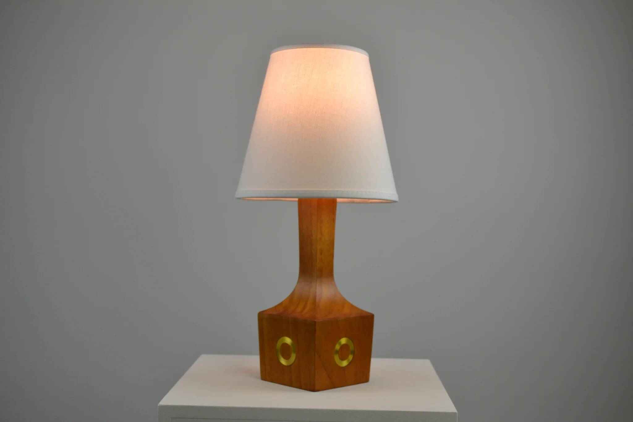Lampe de table, teck et laiton, années 1960, Suède