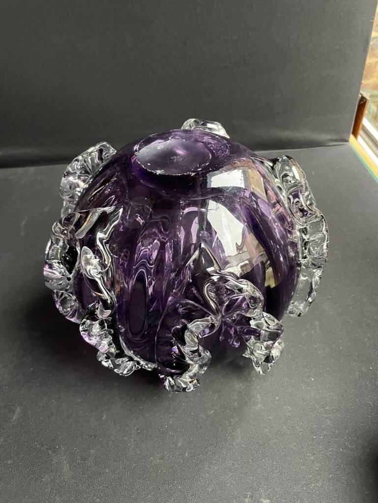 Gros vase boule à base plane en verre soufflé violet et blanc